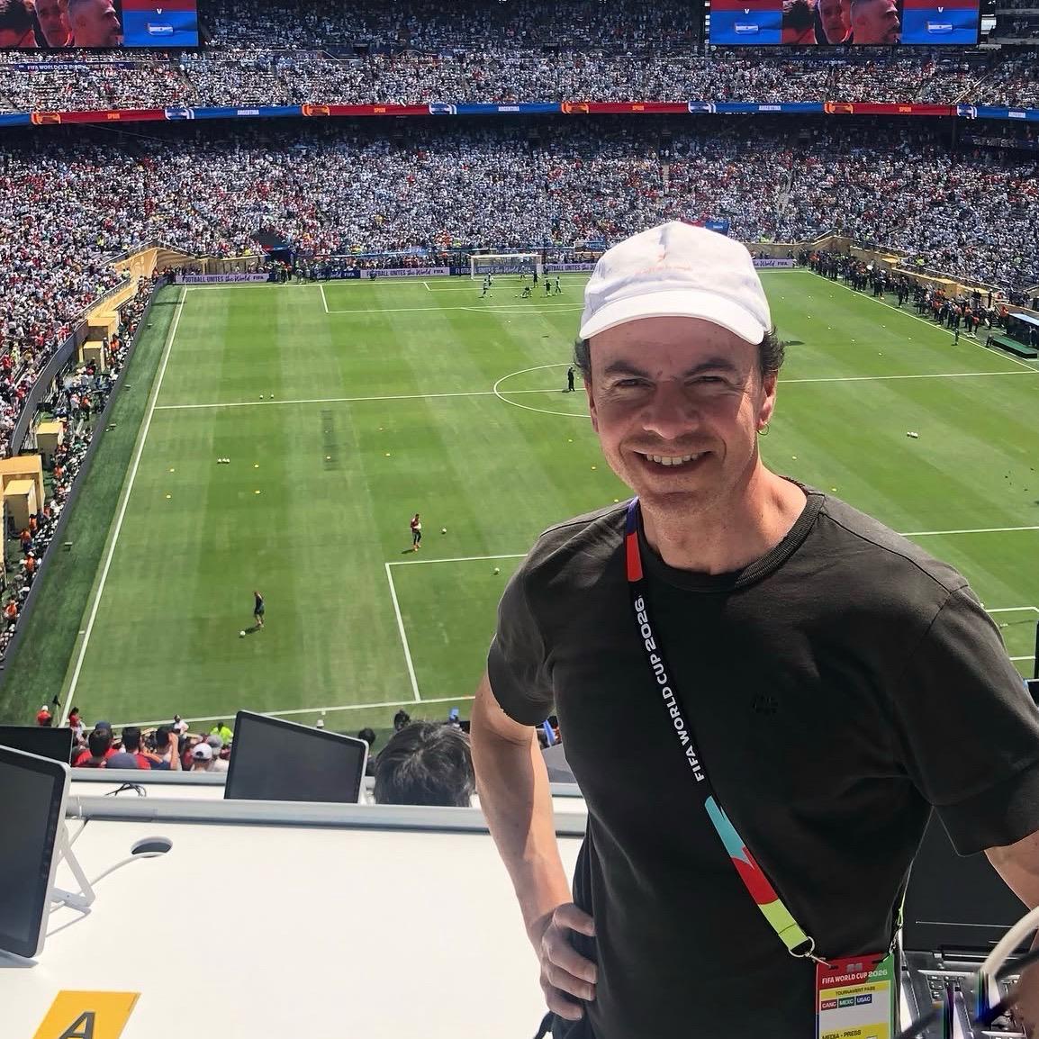 Durante una de sus coberturas internacionales. Foto: Instagram de Adri&aacute;n De Benedictis