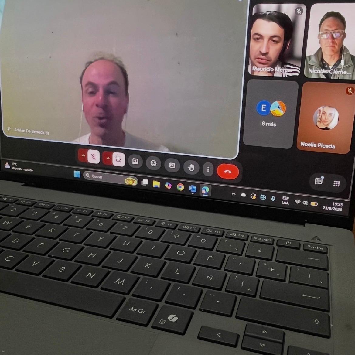 Adri&aacute;n De Benedictis durante el encuentro virtual con alumnos de ETER.